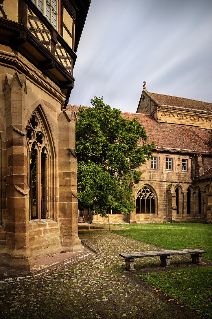 UNESCO Welterbe Kloster Maulbronn, Innenhof beim Kreuzgang, Zisterzienserabtei, Enzkreis, Baden-Württemberg, Deutschland, Europa