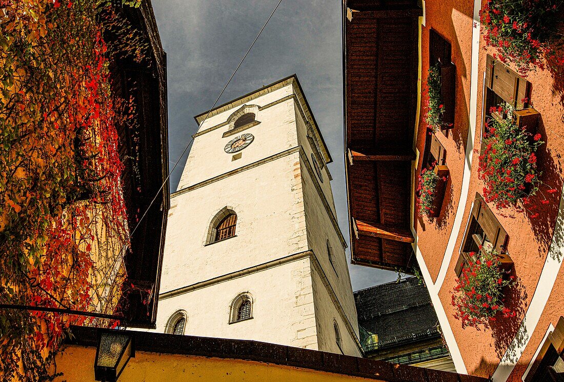 Old town of St. Wolfgang, bell tower of the Catholic parish and pilgrimage church and hotel &quot;Im weissen Rössl&quot;, Salzkammergut, Austria