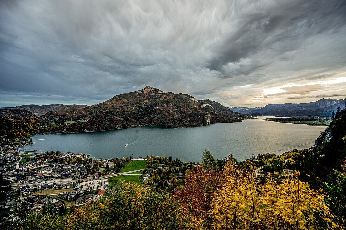 Blick vom Aussichtspunkt Weißwand auf den Wolfgangsee mit St. Gilgen und dem Schafberg, Bundesland Salzburg, Österreich