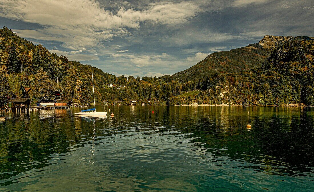 Blick über den Wolfgangsee mit Booten, Bootshäusern und zum Weiler Brunnwinkl am Ostufer des Sees, St. Gilgen, Salzburger Land, Österreich