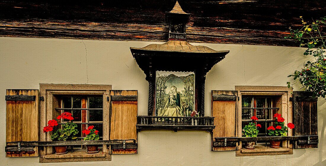 Alpenländisches Haus am Wolfgangsee mit Marienbildnis, Fensterläden und Blumenschmuck, St. Gilgen, Bundesland Salzburg, Alpen, Österreich