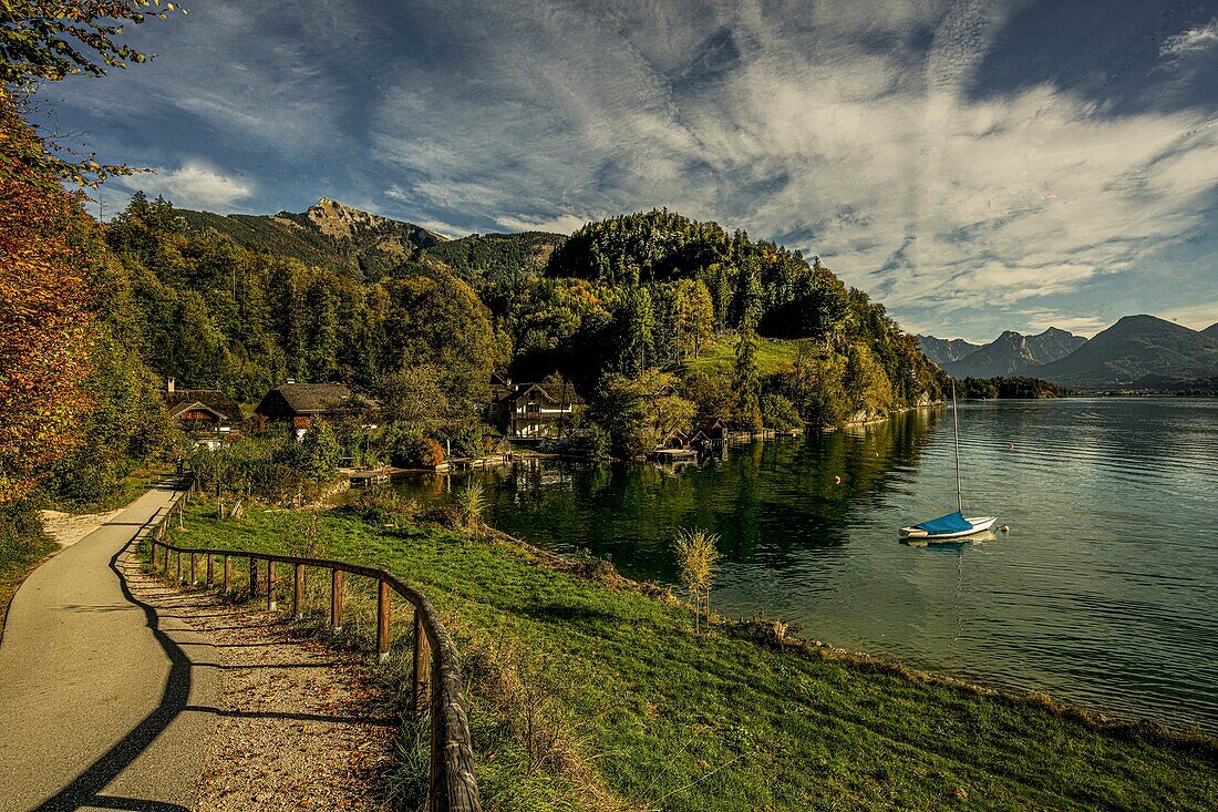 Hiking trail with a view of the hamlet of Brunnwinkl on Lake Wolfgangsee and the Alpine mountains in the background, St. Gilgen, Salzburg State, Austria