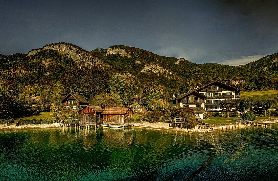 Bootshäuser und Alpenhäuser am Ufer des Wolfgangsees, Salzkammergut, Österreich