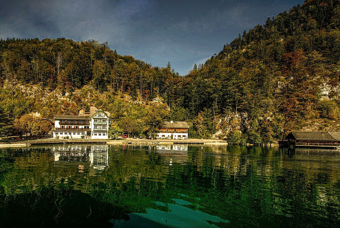 Waldbucht Fürberg mit Hotelsiedlung, Badebucht und Seepromenade, Wolfgangsee, St. Gilgen, Bundesland Salzburg, Österreich