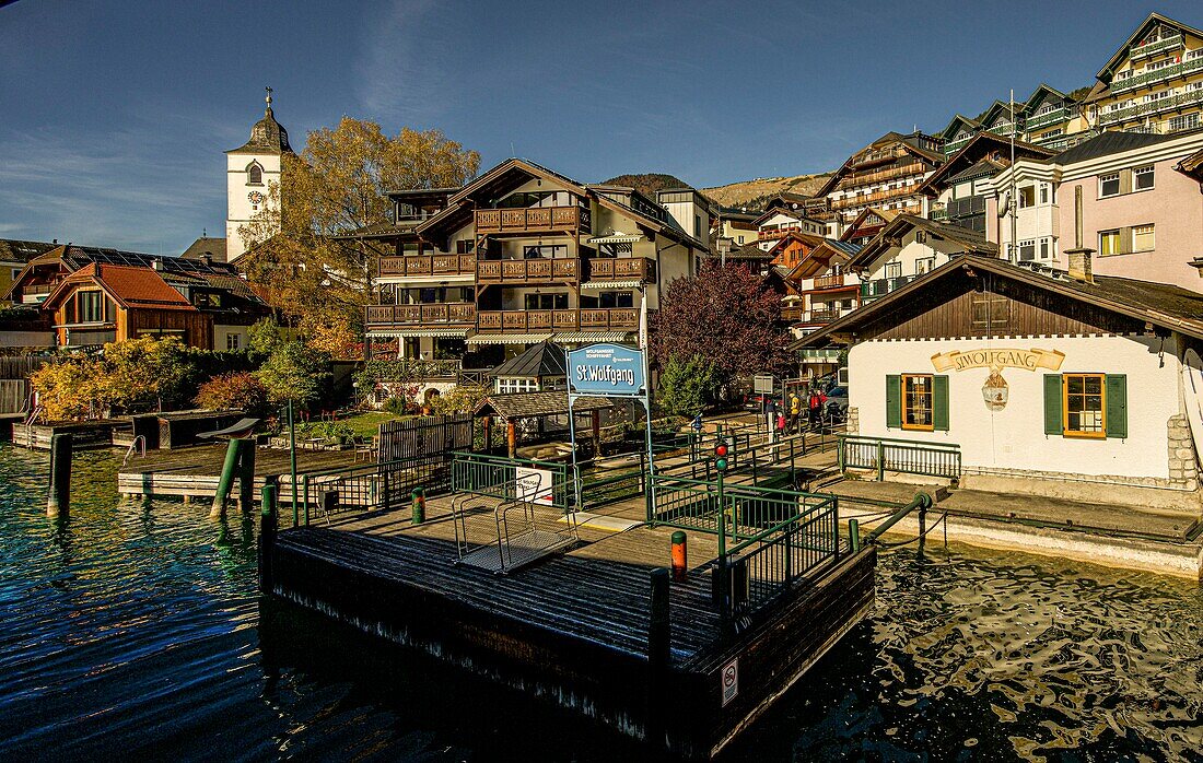 Schiffsanlegstelle der Wolfgangsee-Schiffahrt, Altstadt von St. Wolfgang im Morgenlicht, Salzkammergut, Österreich