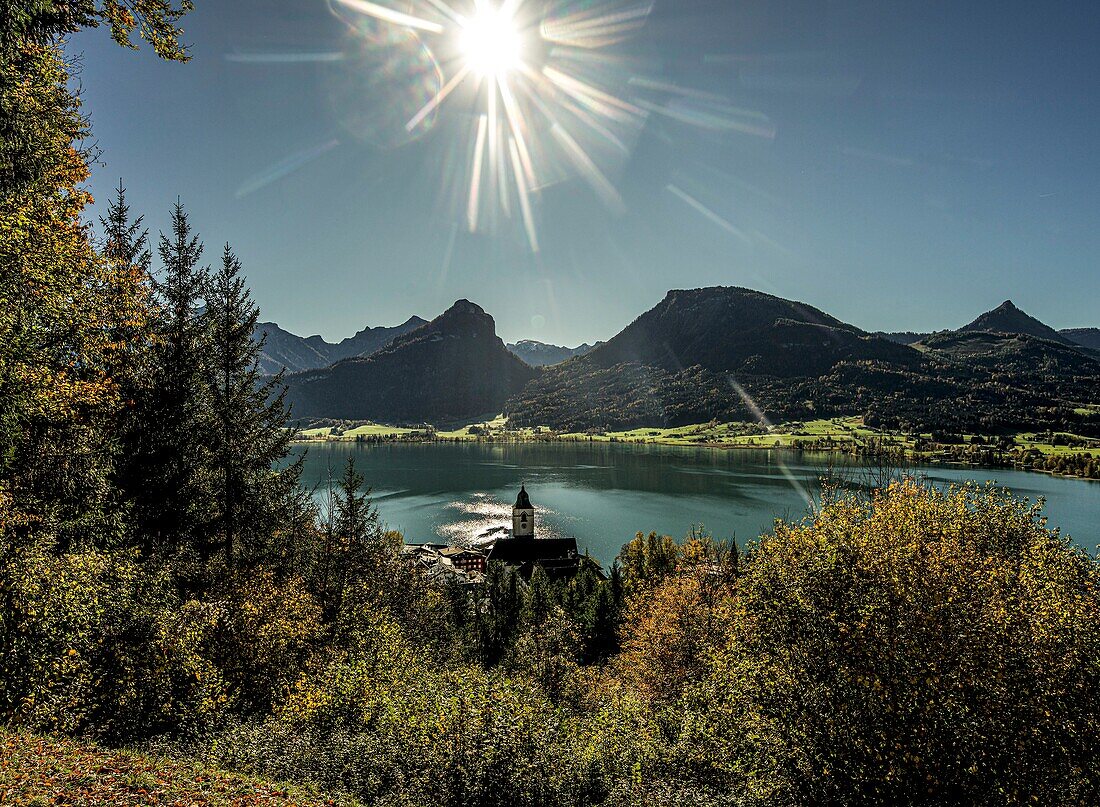 Blick vom Kalvarienberg auf die Wallfahrtskirche St. Wolfgang, den Wolfgangsee und die Berge des Salzkammerguts, St. Wolfgang, Österreich