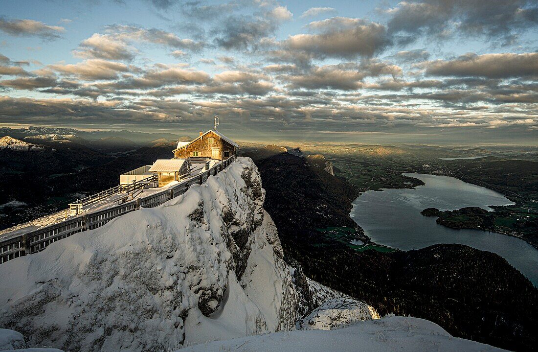Winterstimmung am Schafberg, Restaurant Himmelspforte im Morgenlicht, im Hintergrund der Mondsee und die Berge des Salzburger Landes, Österreich