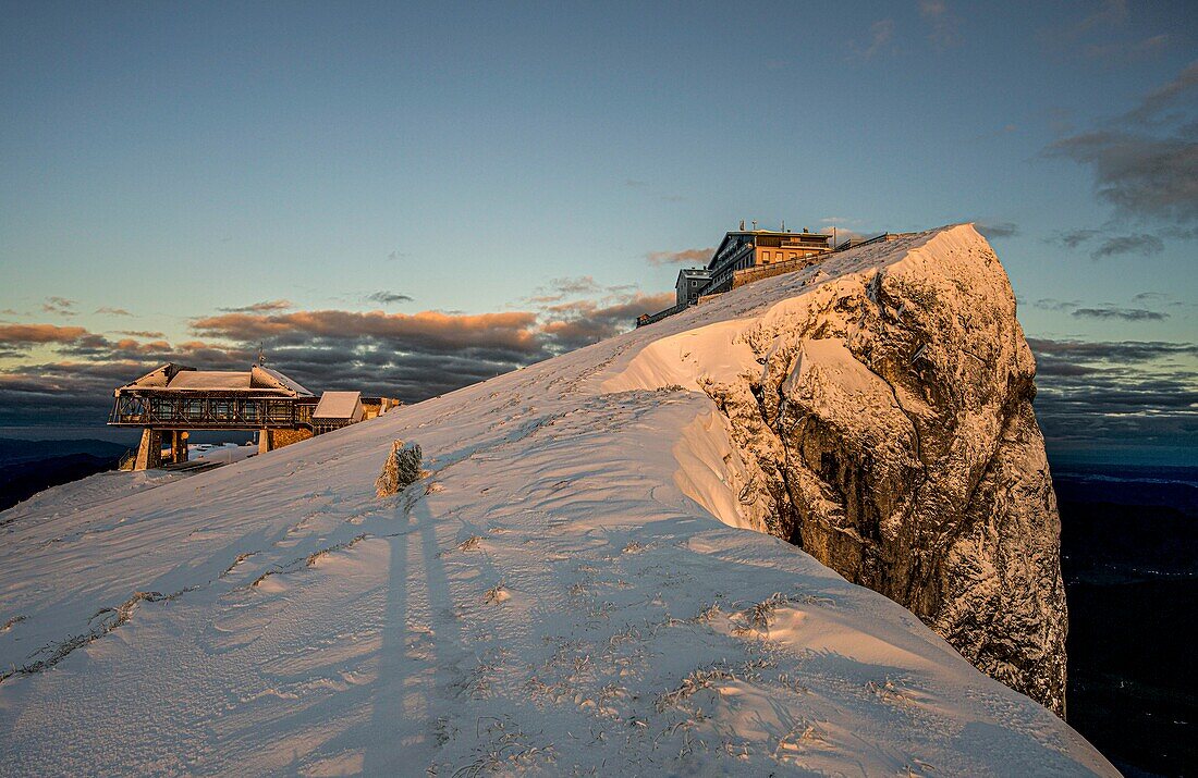 Winterstimmung am Schafberg, Hotel Schafbergspitze und die Bergstation der Schafbergbahn im Morgenlicht, Salzkammergut, Österreich