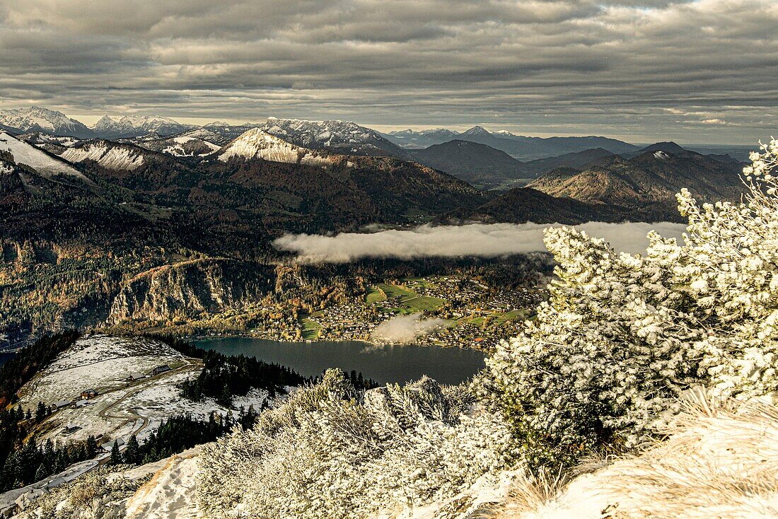 View from the wintry Schafberg to Lake Wolfgangsee and the mountains of the Salzkammergut, Salzkammergut, Austria