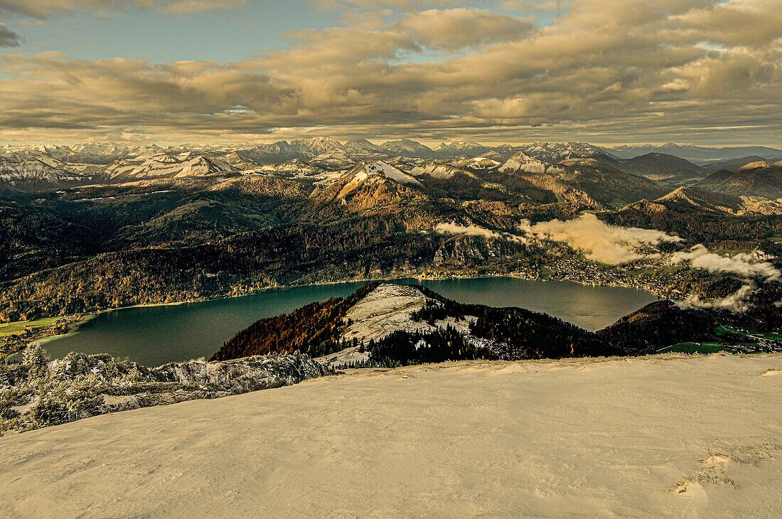 Blick vom winterlichen Schafberg auf den Wolfgangsee und die Berge des Salzkammerguts, Salzkammergut, Österreich