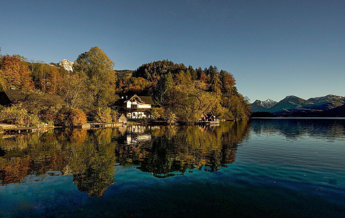 Weiler Brunnwinkl am Wolfgangsee im Herbst, im Hintergrund die Berge des Salzkammerguts, St. Gilgen, Salzburger Land, Österreich