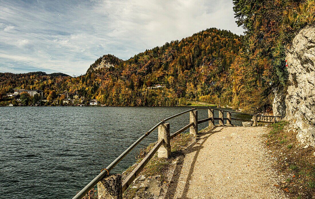 Wanderweg am Ufer vom Wolfgangsee im Morgenlicht, St. Gilgen, Salzburger Land, Österreich