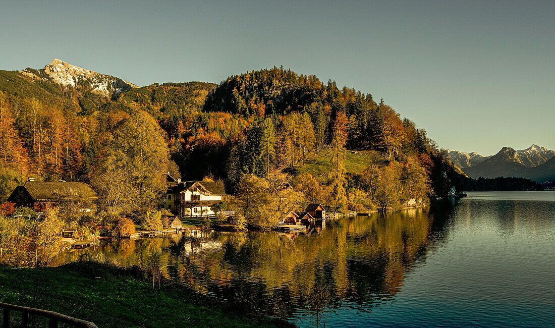 Autumn atmosphere at Lake Wolfgangsee, hamlet of Brunnwinkl, in the background the Schafberg, St. Gilgen, Salzburger Land, Austria