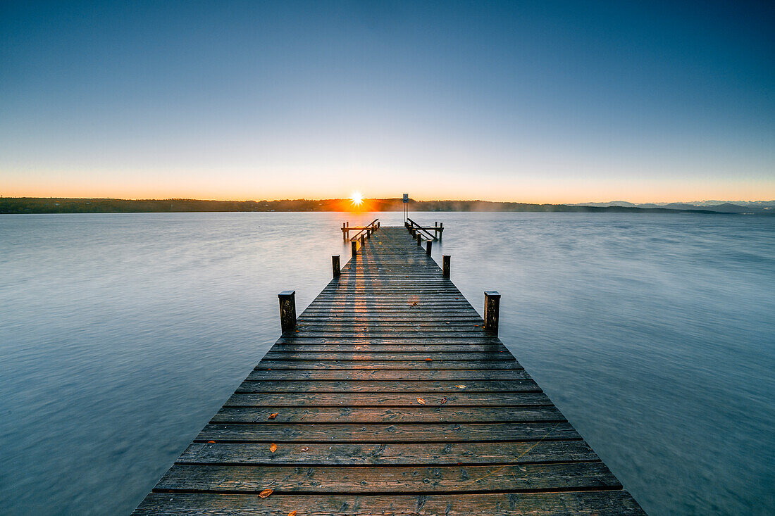 Herbstmorgen am Starnberger See, Bayern, Deutschland