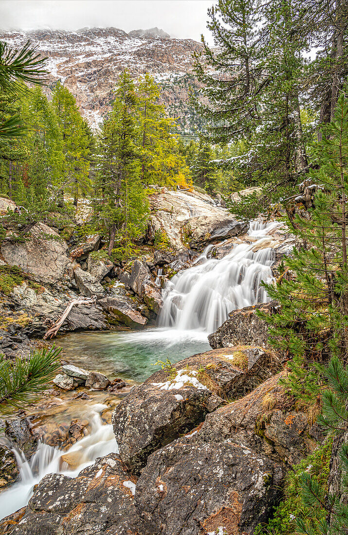 Cascada da Bernina Wasserfall am Morteratschgletscher im Herbst, Engadin, Graubünden, Schweiz