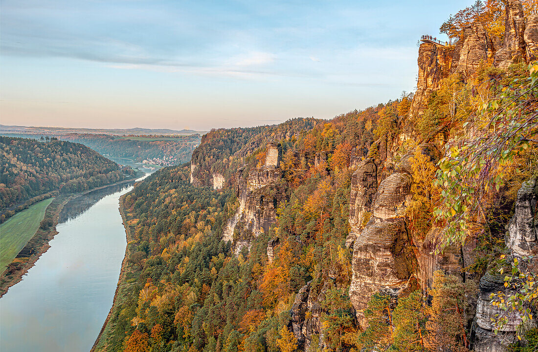 Aussicht vom Bastei Aussichtspunkt im Herbst, Sächsische Schweiz, Sachsen, Deutschland