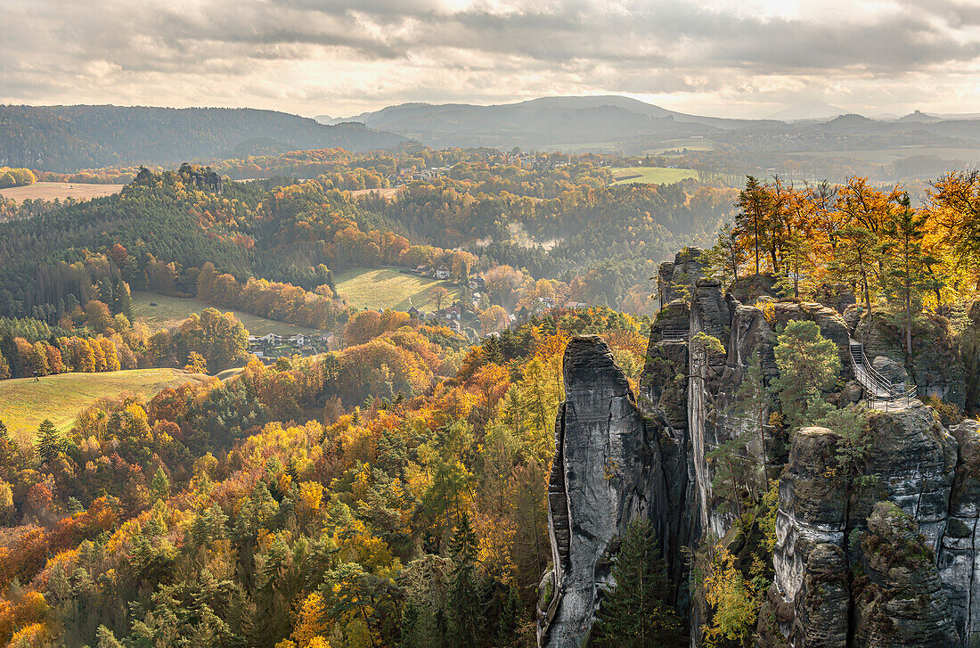 Aussicht vom Bastei Aussichtspunkt im Herbst, Sächsische Schweiz, Sachsen, Deutschland