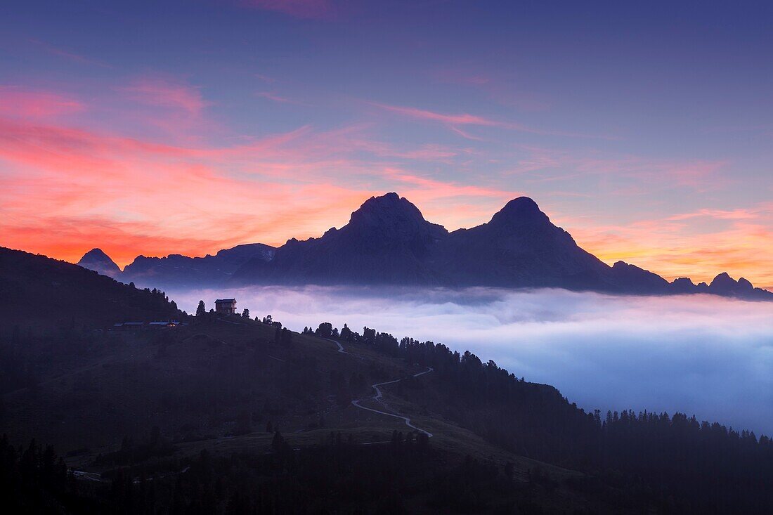 Abendstimmung am Schachen mit Königshaus, Wettersteingebirge, Alpen, Bayern, Deutschland