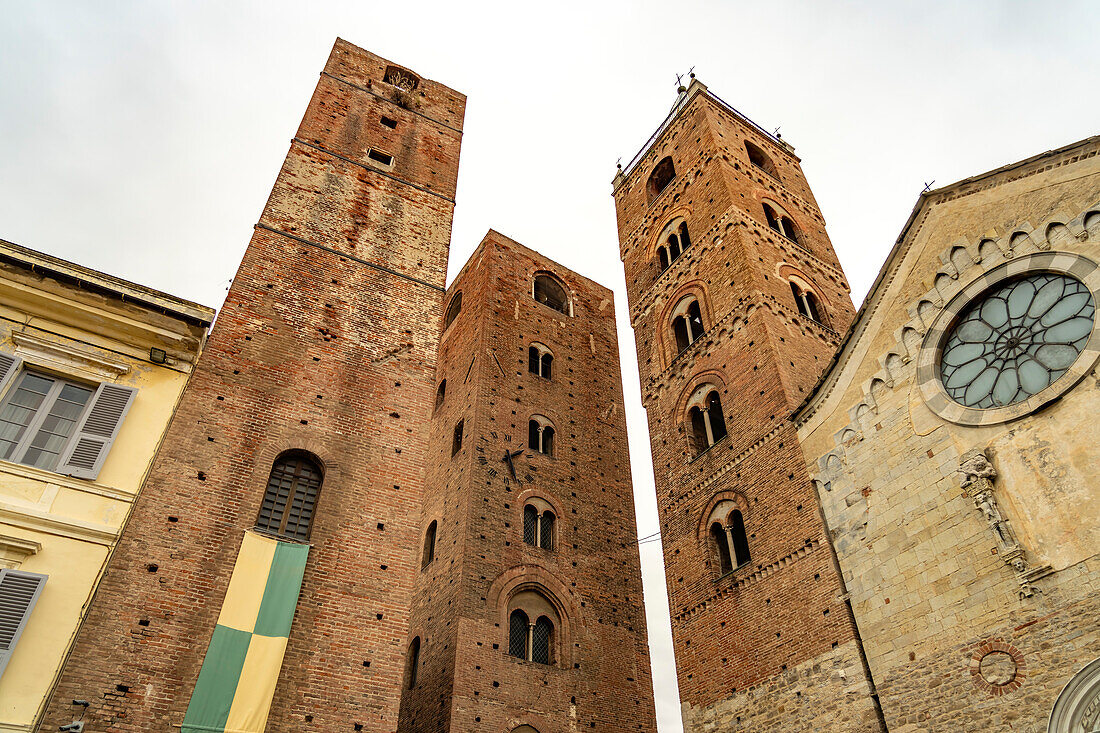 Geschlechtertürme in Albenga, Riviera di Ponente, Ligurien, Italien, Europa\n