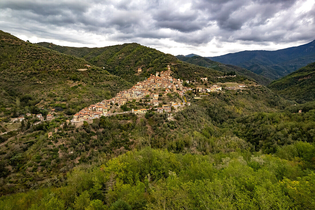 Das Dorf Apricale aus der Luft gesehen, Ligurien, Italien, Europa\n