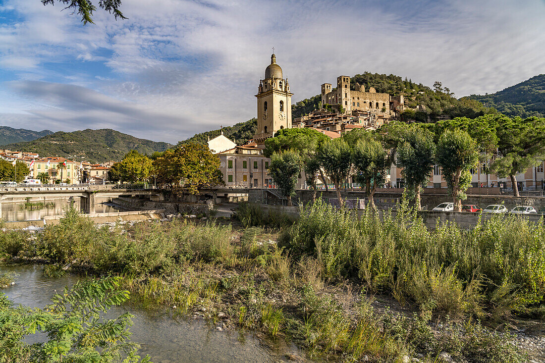 Stadtansicht mit dem Nervia Fluss, der Kirche Chiesa di Sant'Antonio Abate und der Burg Castello dei Doria in Dolceacqua, Ligurien, Italien, Europa
