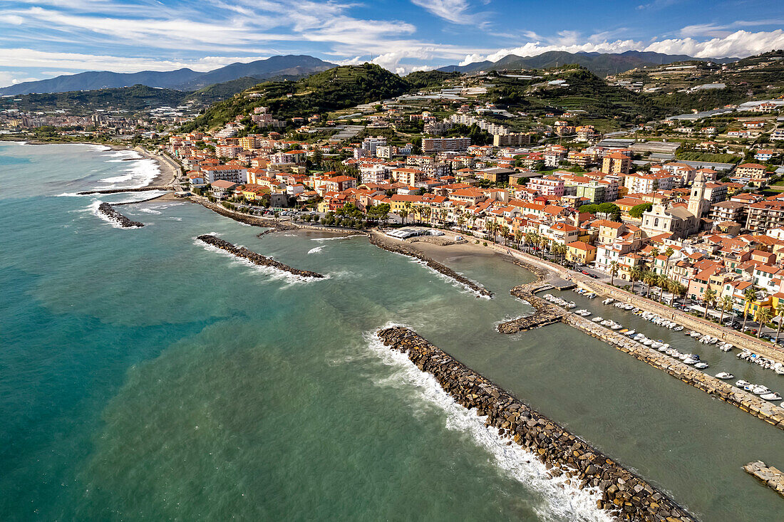 Stadtansicht und Hafen Riva Ligure aus der Luft gesehen, Riviera di Ponente, Ligurien, Italien, Europa 