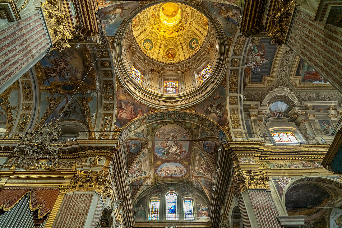 Kuppel der Basilika San Giovanni Battista in Finale Ligure, Riviera di Ponente, Ligurien, Italien, Europa \n