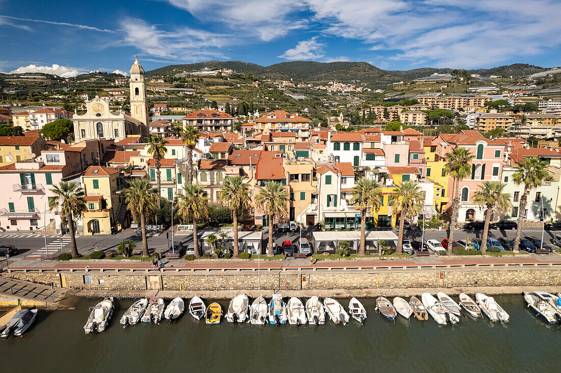 Stadtansicht mit Kirche San Maurizio und Marina Riva Ligure aus der Luft gesehen, Riviera di Ponente, Ligurien, Italien, Europa 