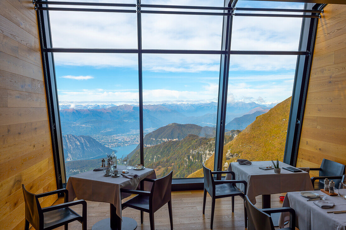 Fensterblick aus einem Restaurant mit Berglandschaft vom Monte Generoso, Tessin, Schweiz