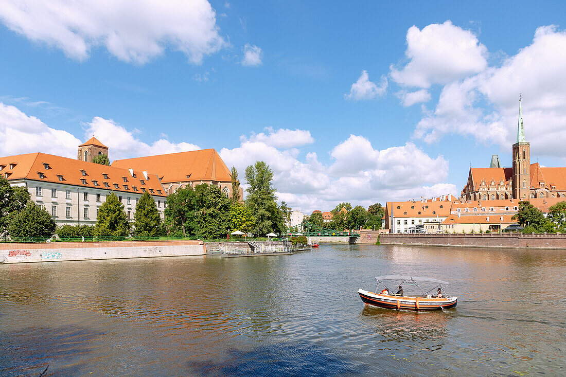 Sand Island (Wyspa Piasek) with University Library (Biblioteka Uniwersytecka) and Church of Mary on the Sand (Sand Church, Kościół Najświętszej Marii Panny na Piasku, Kosciol Najswietszej Marii Panny na Piasku) and Cathedral Island (Ostrów Tumski) with Kreuzkirche (double church of the Holy Cross and to St. Bartholomew, Kolegiata pw Świętego Krzyża i Świętego Bartłomieja) with boat on the Oder (Odra) in the old town (Stare Miasto) of Wrocław (Wroclaw, Breslau) in the Dolnośląskie Voivodeship in Poland