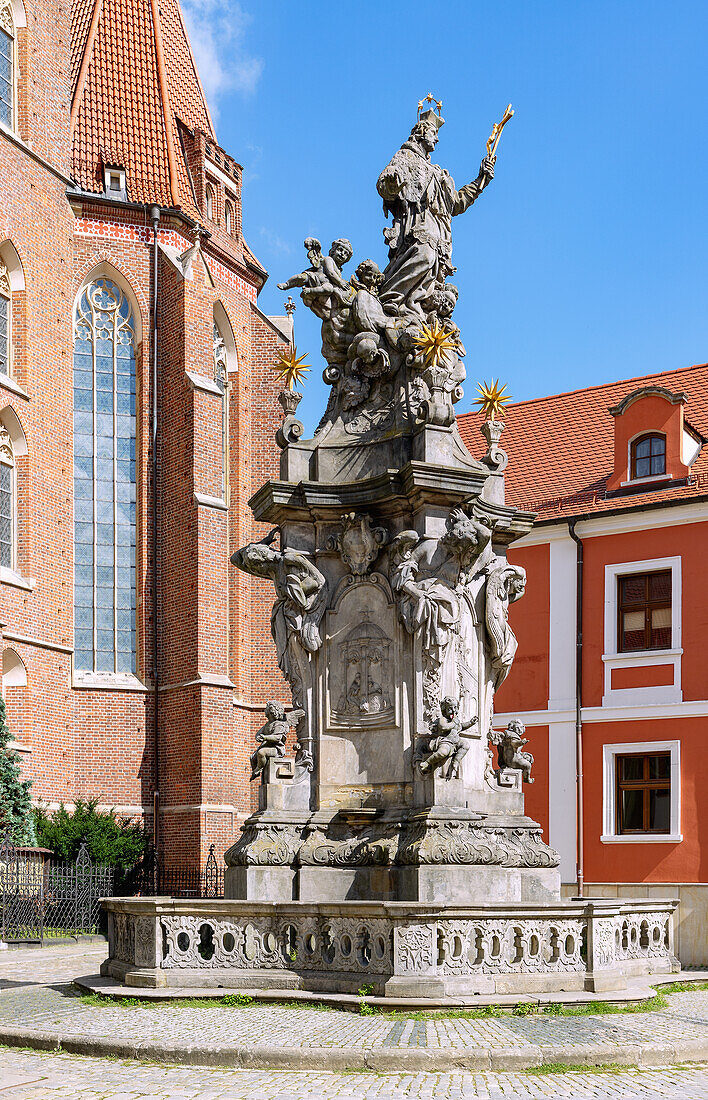 Plac Koscielny (plac Kościelny) mit Nepomuksäule (Kolumna Nepomukena) auf der Dominsel (Ostrów Tumski) in der Altstadt (Stare Miasto) von Wrocław (Wroclaw, Breslau) in der Woiwodschaft Dolnośląskie in Polen