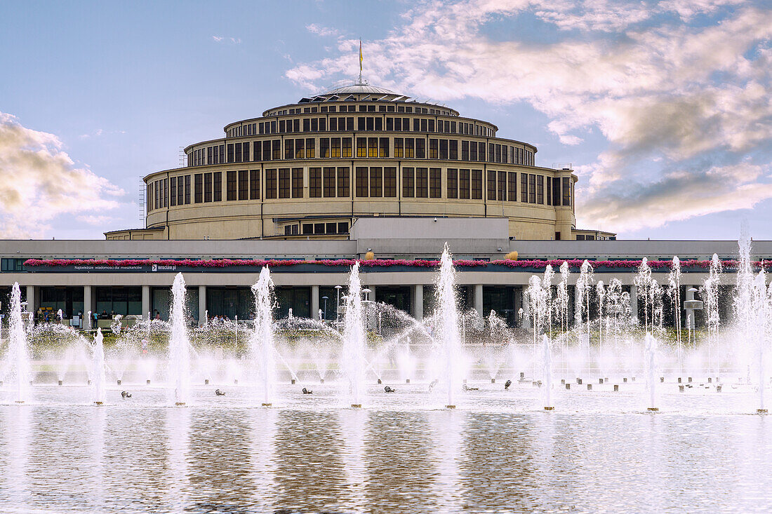 Jahrhunderthalle (Hala Stulecia) mit Wasserspielen (Fontanna) in Wrocław (Wroclaw, Breslau) in der Woiwodschaft Dolnośląskie in Polen