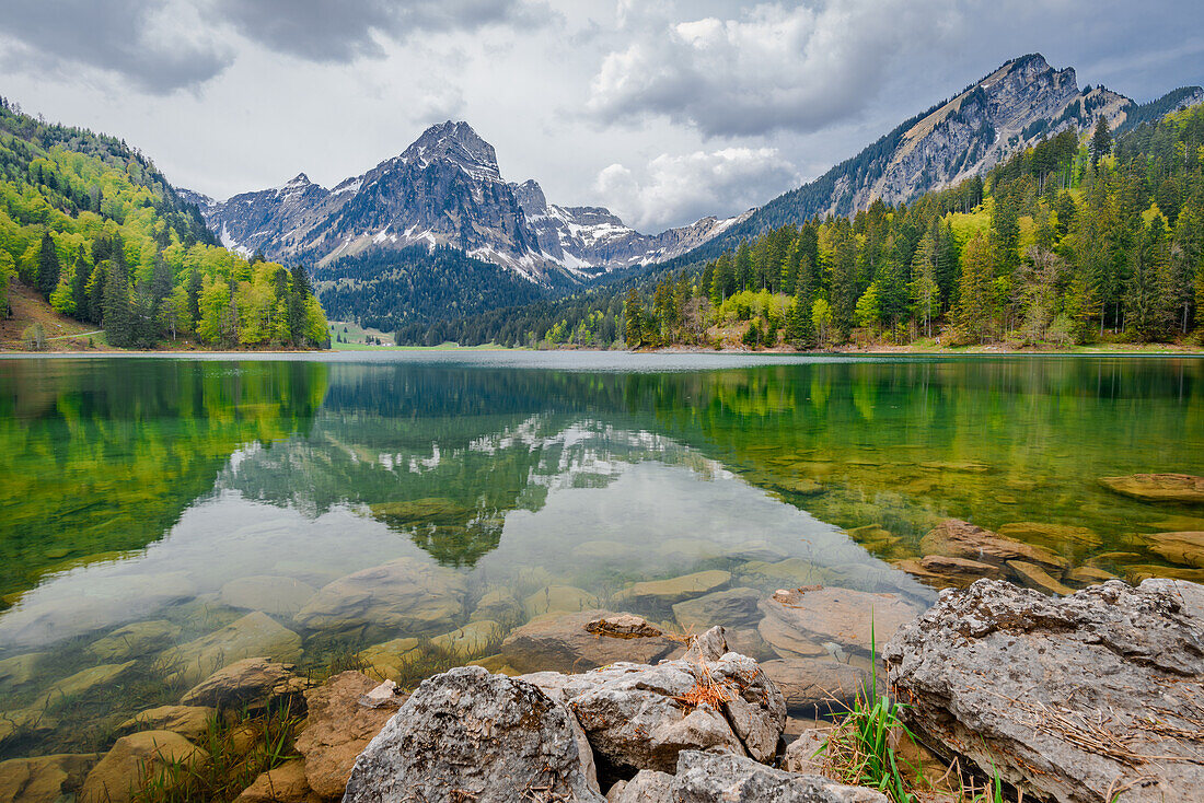 Bergsee bei Regenwetter; Obersee, Kanton Glarus, Schweiz