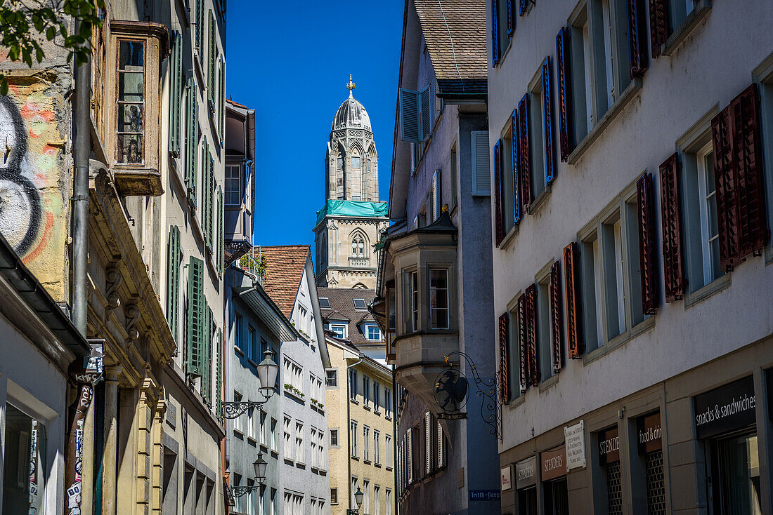 Zürcher Altstadt und Blick auf das Grossmünster; Zürich, Schweiz