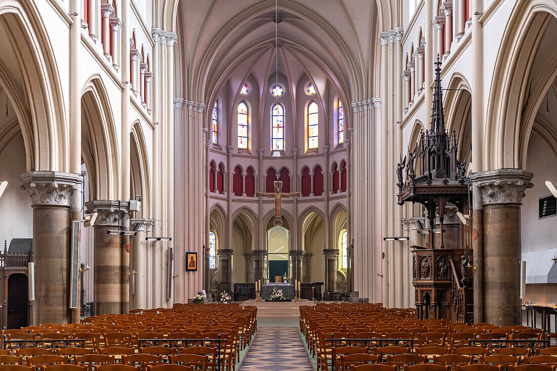 Innenraum der Kirche Saint Pierre in Calais, Frankreich 