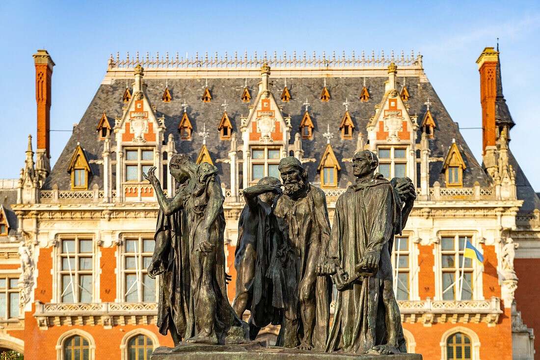 Das Denkmal Les Bourgeois de Calais „Die Bürger von Calais“ von Auguste Rodin vor dem Rathaus in Calais, Frankreich