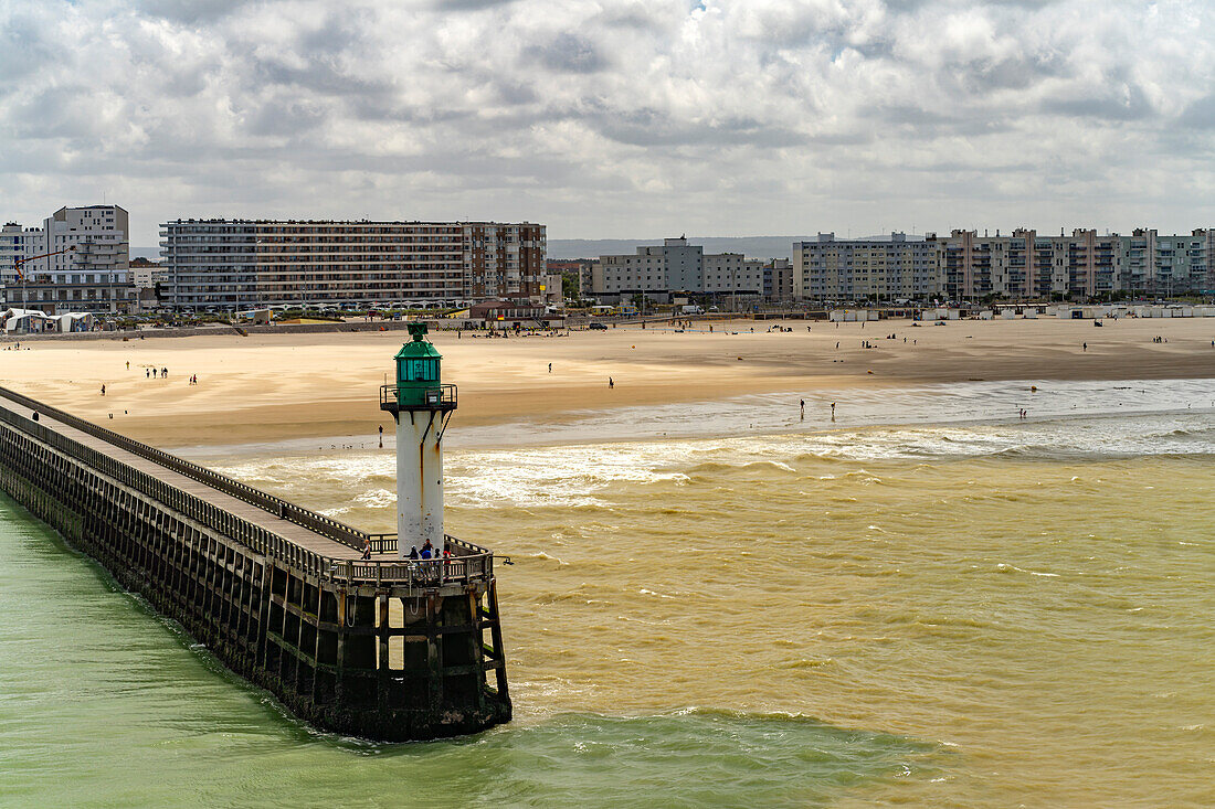 Leuchtturm der Hafeneinfahrt und Strand von Calais, Frankreich