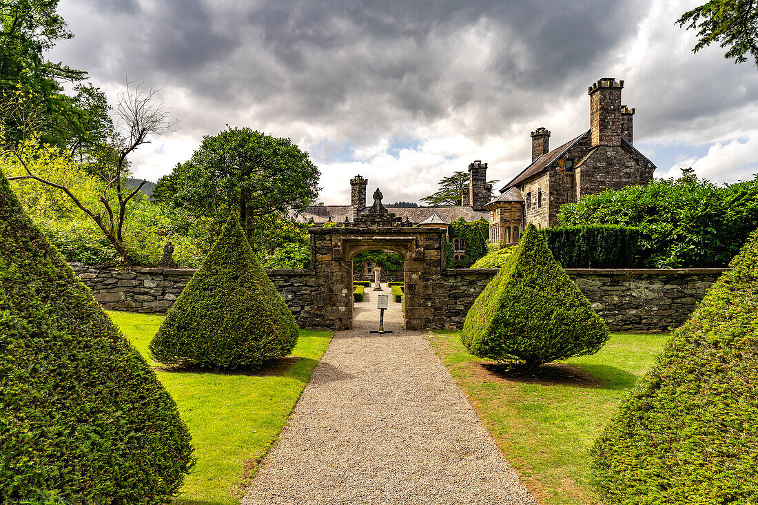 Herrenhaus und Park von Gwydir Castle in Llanrwst, Wales, Großbritannien, Europa