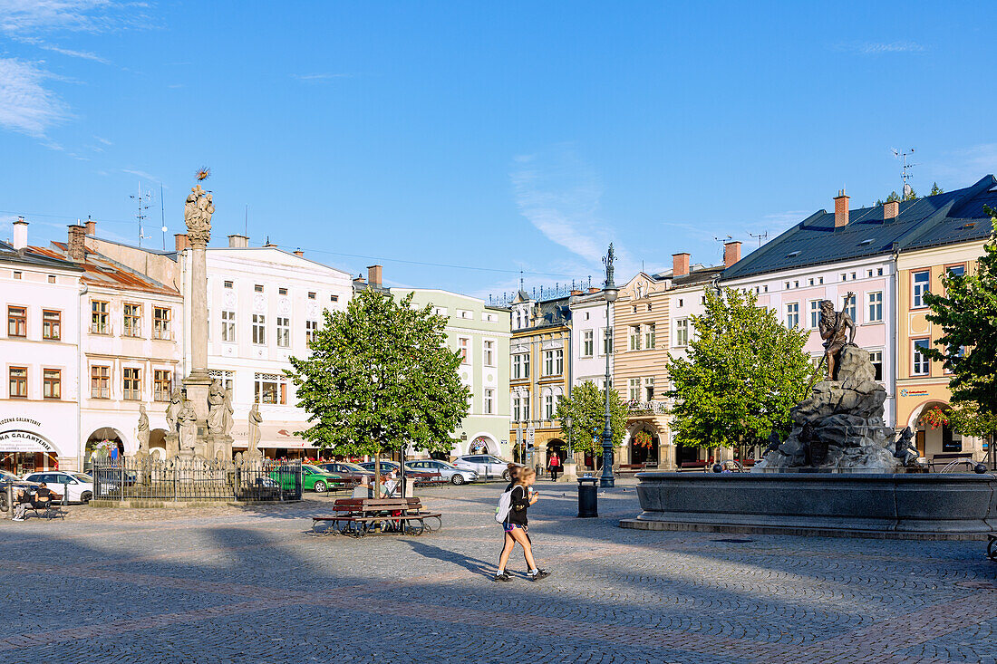 Marktplatz (Krakonošovo náměstí, Krakonosovo Namesti) mit Pestsäule, Rübezahlbrunnen und Laubenhäuser mit Arkadengängen in Trutnov (Trautenau) in Ostböhmen in Tschechien