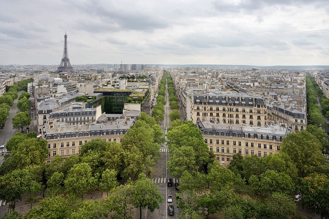 Blick vom Arc de Triomphe de l’Étoile zum Eiffelturm (Tour Eiffel), Paris, Île-de-France, Frankreich, Europa