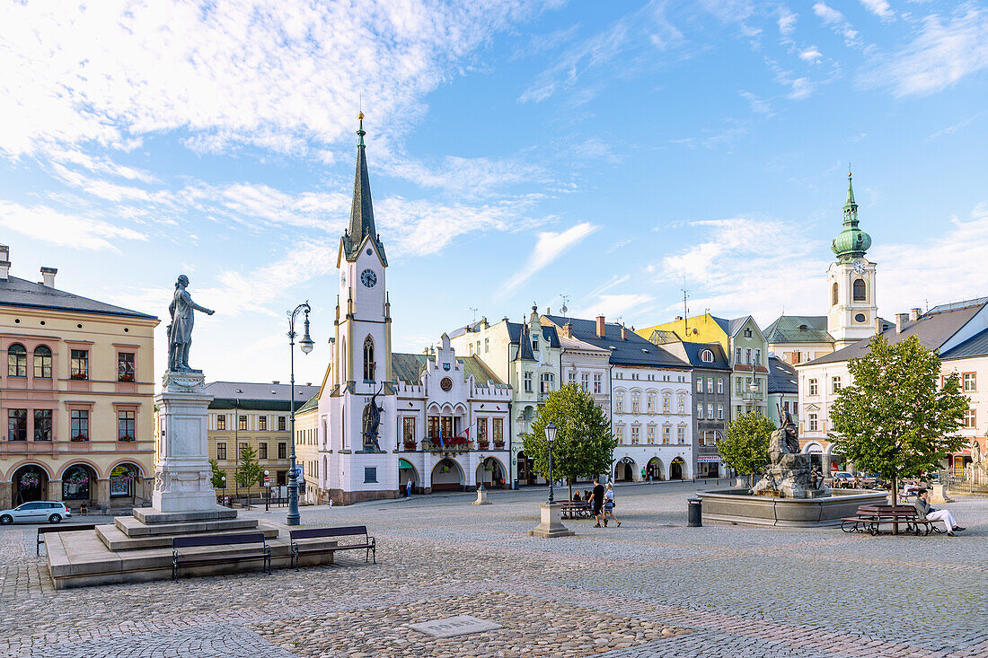 Marktplatz (Krakonošovo náměstí, Krakonosovo Namesti) mit Statue von Josef II., Rathaus, Rübezahlbrunnen, Pfarrkirche und Laubenhäuser mit Arkadengängen in Trutnov (Trautenau) in Ostböhmen in Tschechien