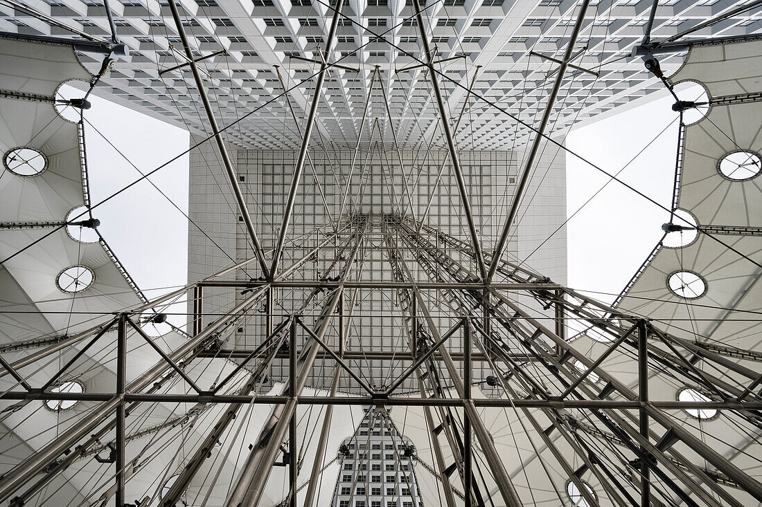 futuristic view of the triumphal arch La Grande Arche de la Fraternité, la Défense, Paris, Île-de-France, France, Europe