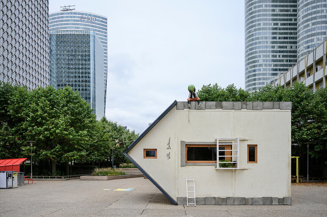 Kunstinstallation Villa Bellevue, Modernes Hochhausviertel La Défense in Paris, Île-de-France, Frankreich, Europa