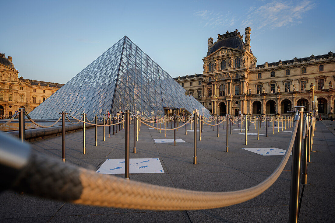 Glaspyramide am Musée du Louvre, Paris, Île-de-France, Frankreich, Europa