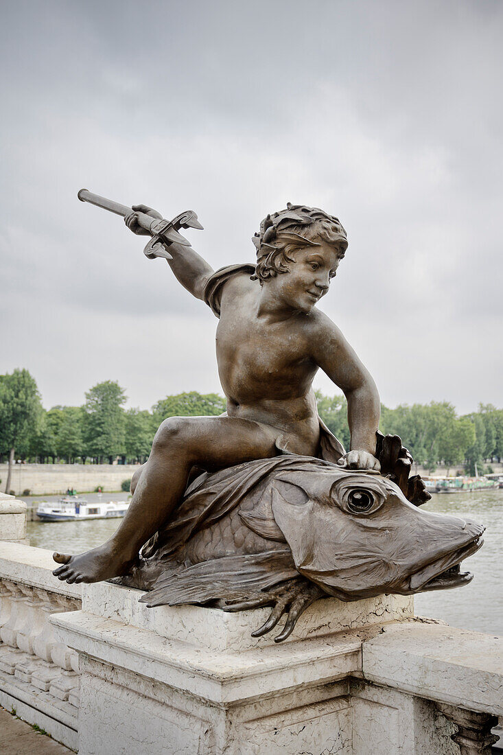 Detail einer Figur an der kunstvoll gestalteten Bogenbrücke Pont Alexandre III, Seine Ufer, Paris, Île-de-France, Frankreich, Europa, UNESCO Welterbe