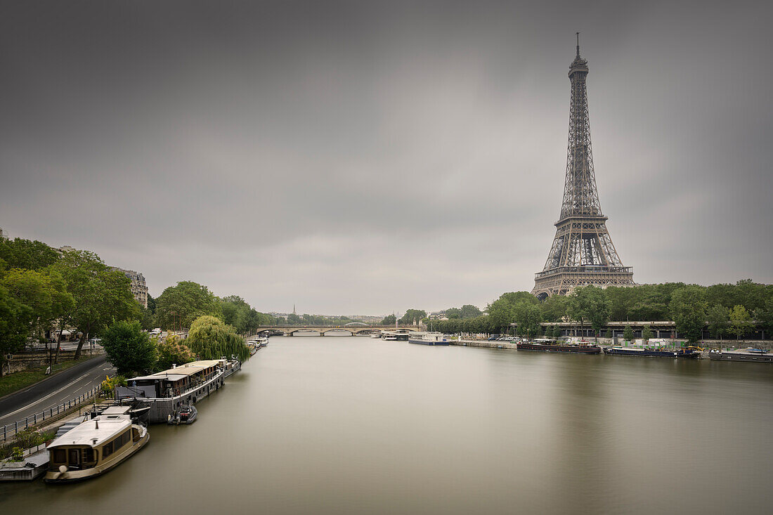 Eiffel Tower (Tour Eiffel), Seine River, Paris, Île-de-France, France, Europe, UNESCO World Heritage Site