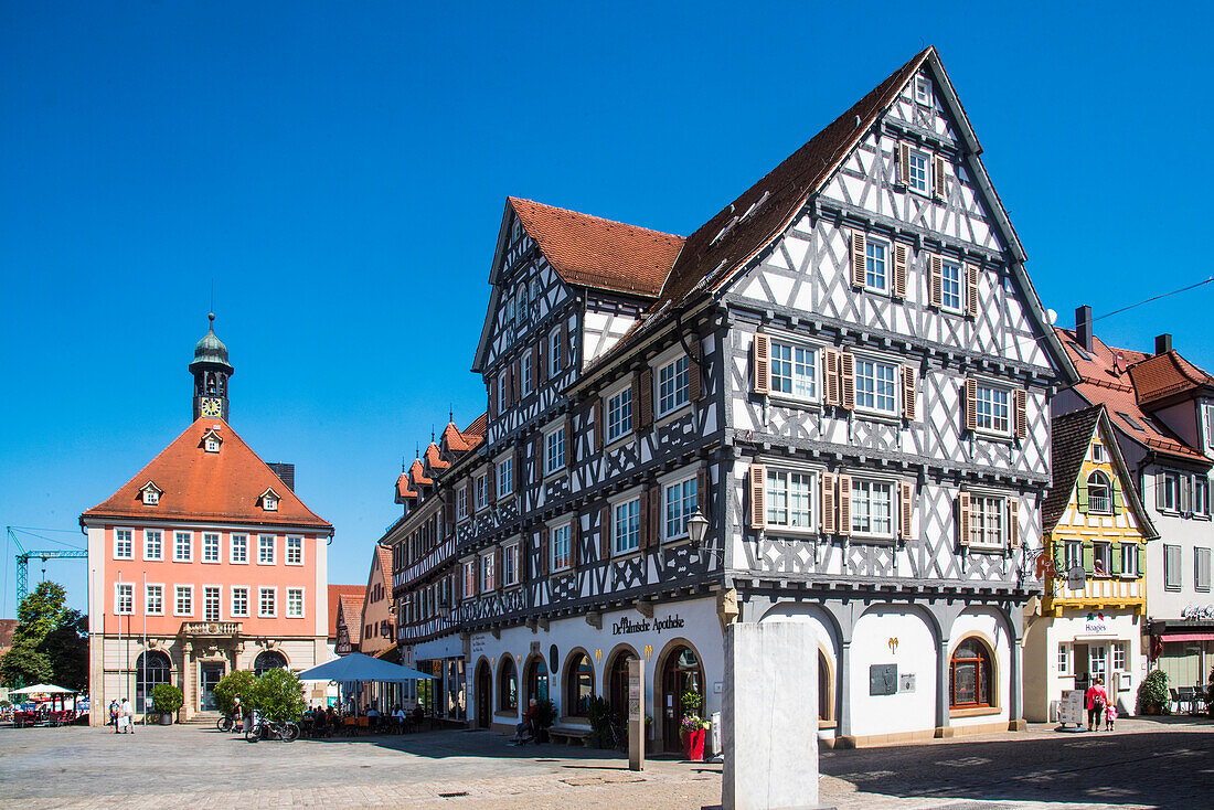 Marktplatz mit Rathaus und der Denkmalgeschützten Palmschen Apotheke, Schorndorf, Baden Württemberg, Deutschland