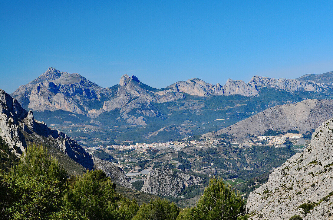 Blick auf den Berg Puig Campana mit Aitana Massiv, Costa Blanca, Provinz Alicante, Spanien