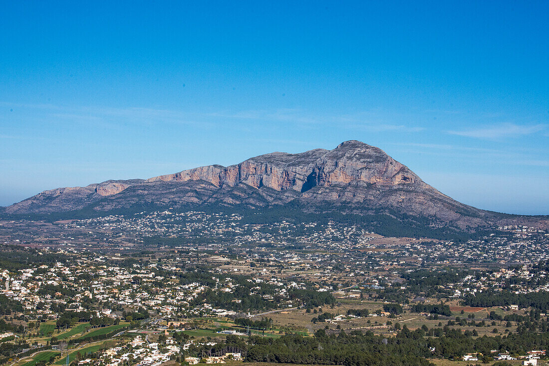 Blick auf den Monolith Montgo im Parc Natural el Montgó, bei Denia, Costa Blanca, Provinz Alicante, Spanien