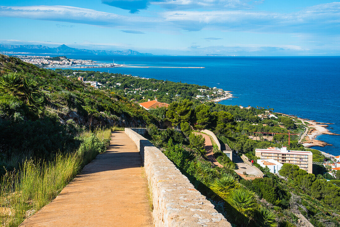 Blick vom Römischen Wachturm auf Felsstrandweg Las Rotas, Denia und Bucht von Valencia, Costa Blanca, Provinz Alicante, Spanien